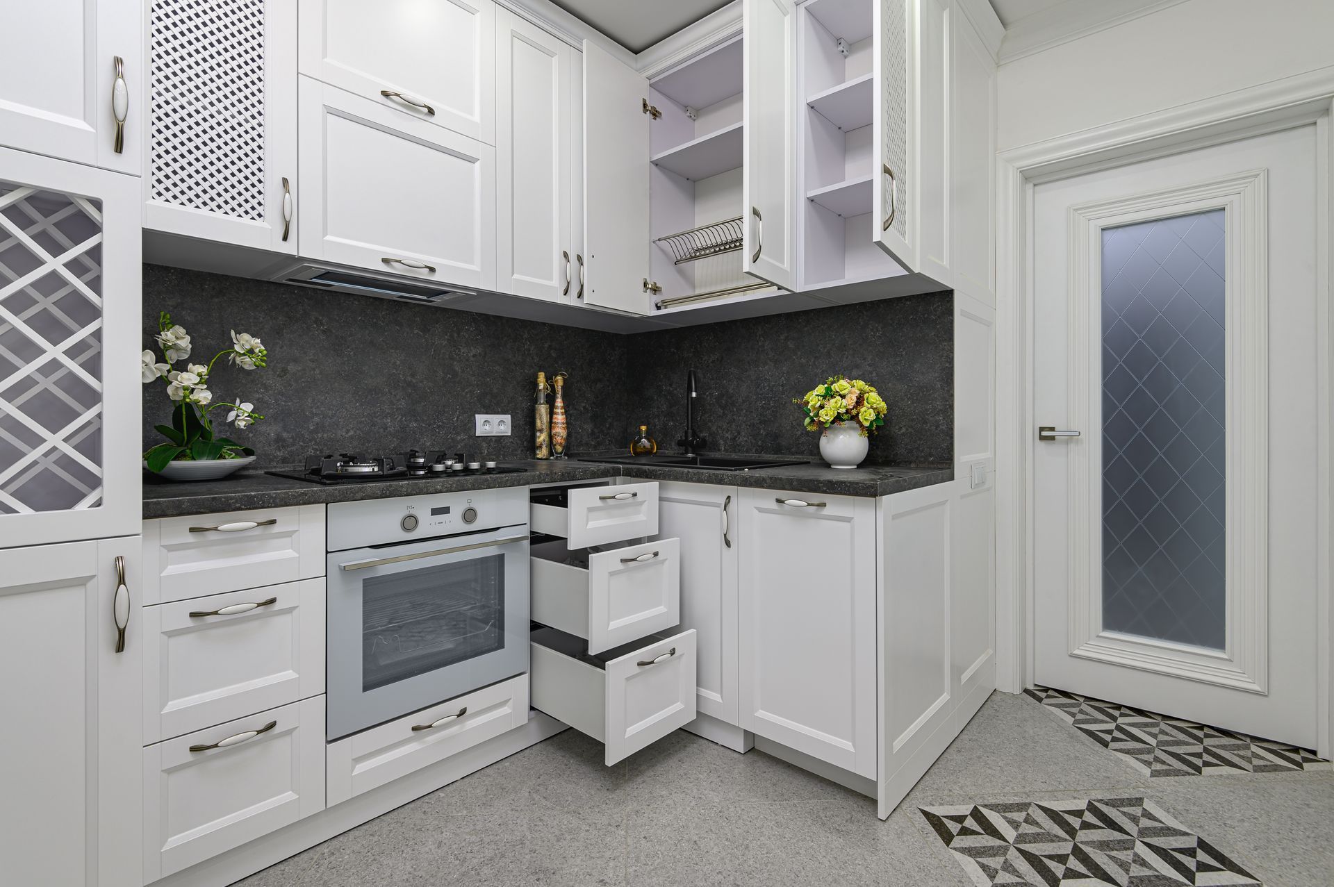 Unlock the Benefits of Mixing Open Shelves with Kitchen Cabinets